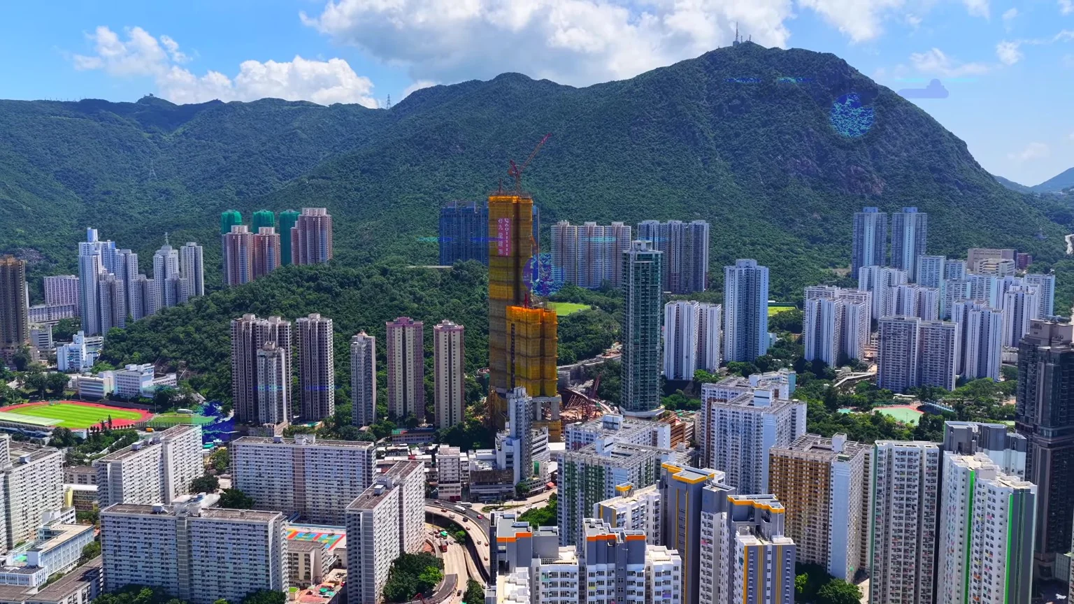 牛池灣航拍實景,可見興建中的住宅大樓及背後山景